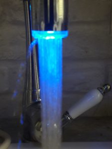 Intelligenter Wasserhahn blau